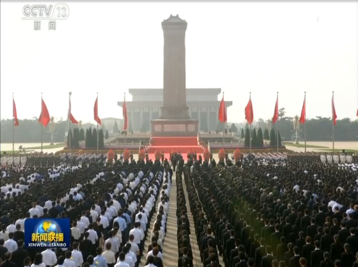 习近平等出席烈士纪念日向人民英雄敬献花篮并瞻仰毛泽东同志遗容